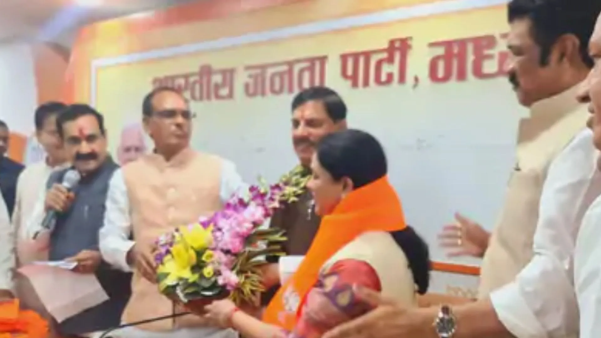 MP: पारुल साहू फिर भाजपा में हुईं शामिल, CM मोहन और शिवराज ने पार्टी की दिलाई सदस्यता 