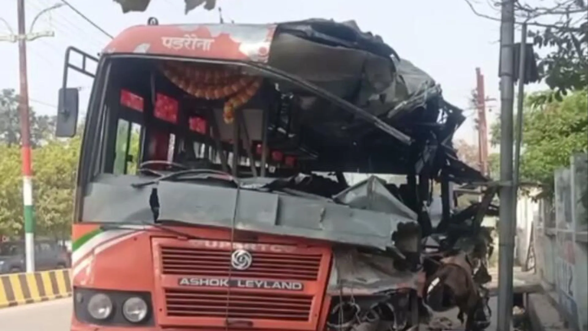 शाहजहांपुर: रोडवेज बस खड़े ट्रक में पीछे से घुसी, कुशीनगर की शिक्षक महिला की मौत...17 घायल