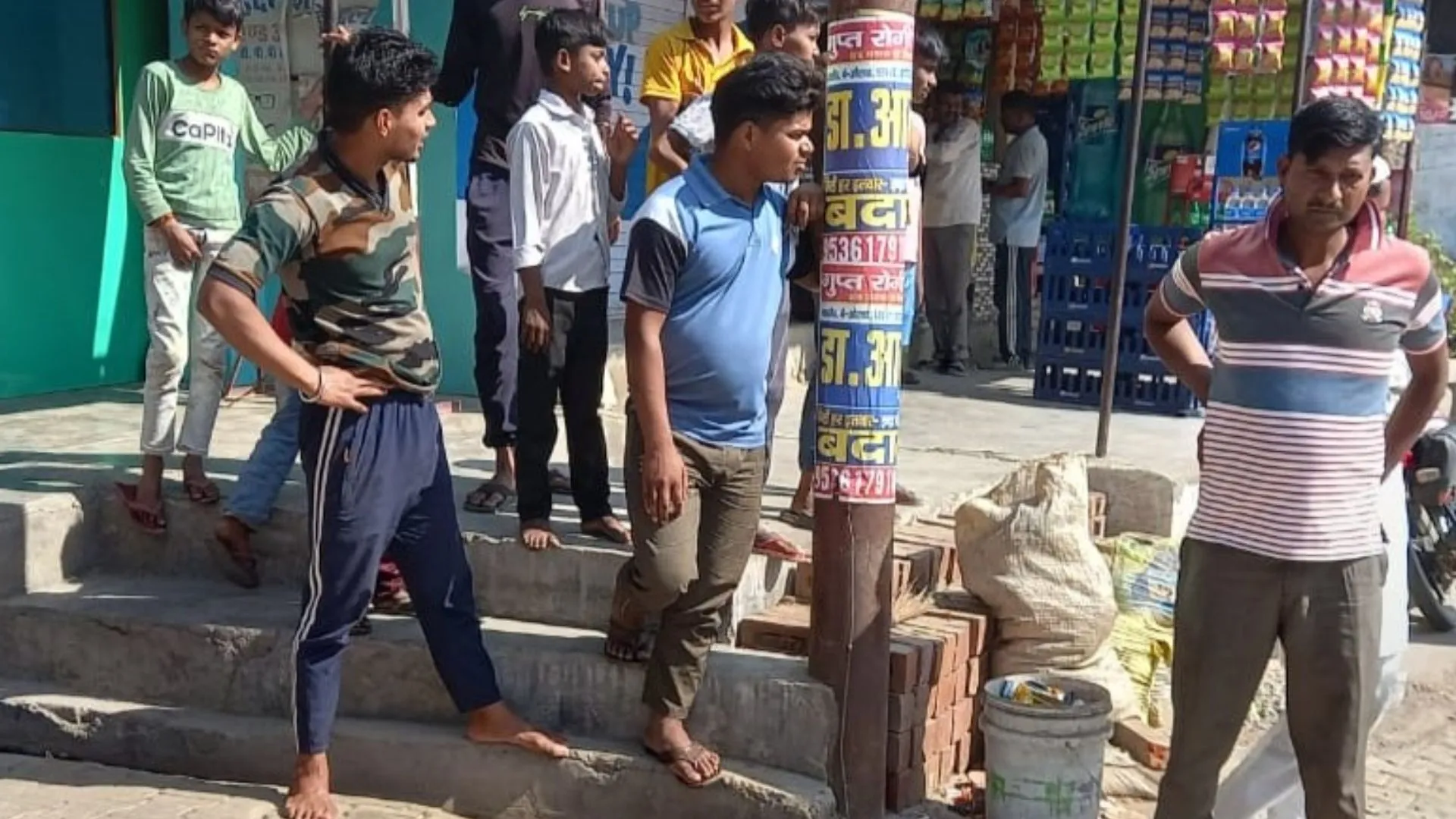 बदायूं: इंसानियत हुई शर्मसार! सड़क पर थैले में मिला भ्रूण, नोंच रहे थे कुत्ते