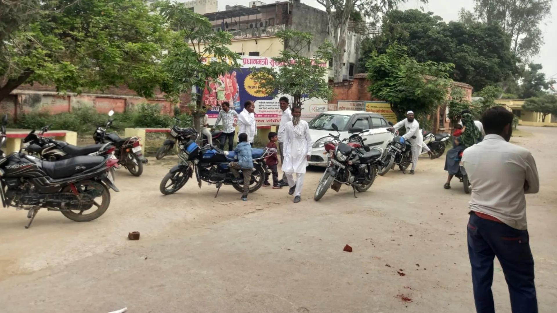 बदायूं: पुरानी रंजिश के चलते दो पक्षों में चले लाठी-डंडे, सीएचसी पर पथराव...तीन घायल