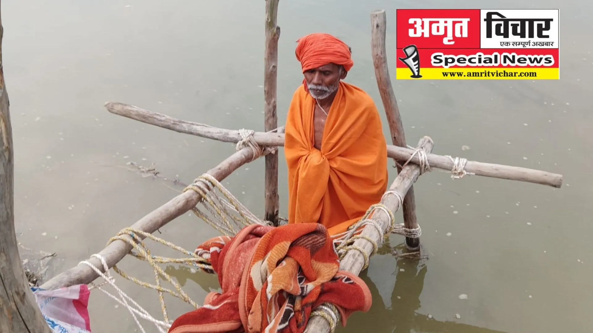 संभल: सात दिन से गंगा में खड़े होकर मां दुर्गा की आराधना कर रहे सोहनलाल 