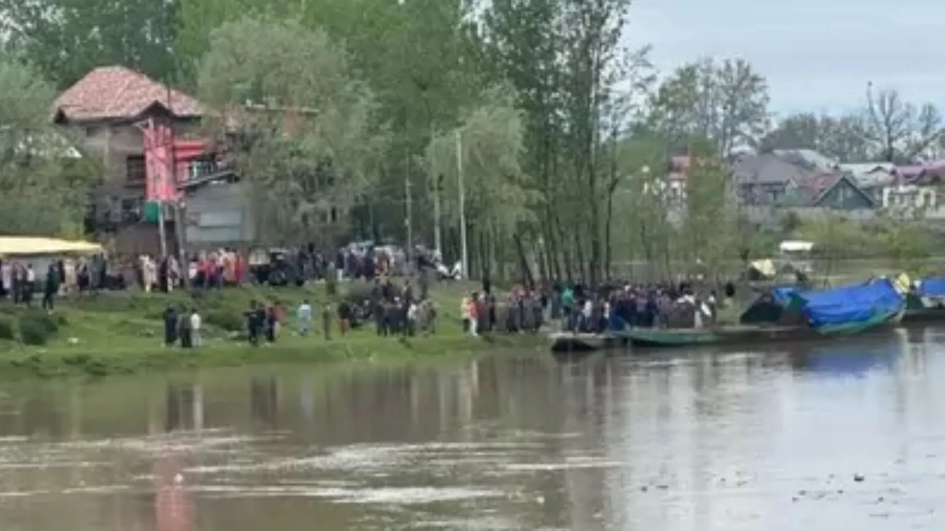 जम्मू कश्मीर: झेलम नदी में यात्रियों से सवार नाव पलटी, चार लोगों की मौत