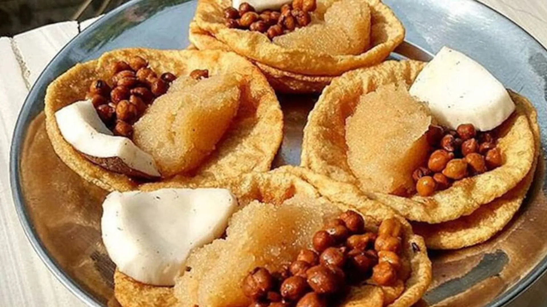 बरेली: चैत्र नवरात्रि के दुर्गा अष्टमी पर भक्तों ने कराया कन्याओं को भोजन, दिए उपहार