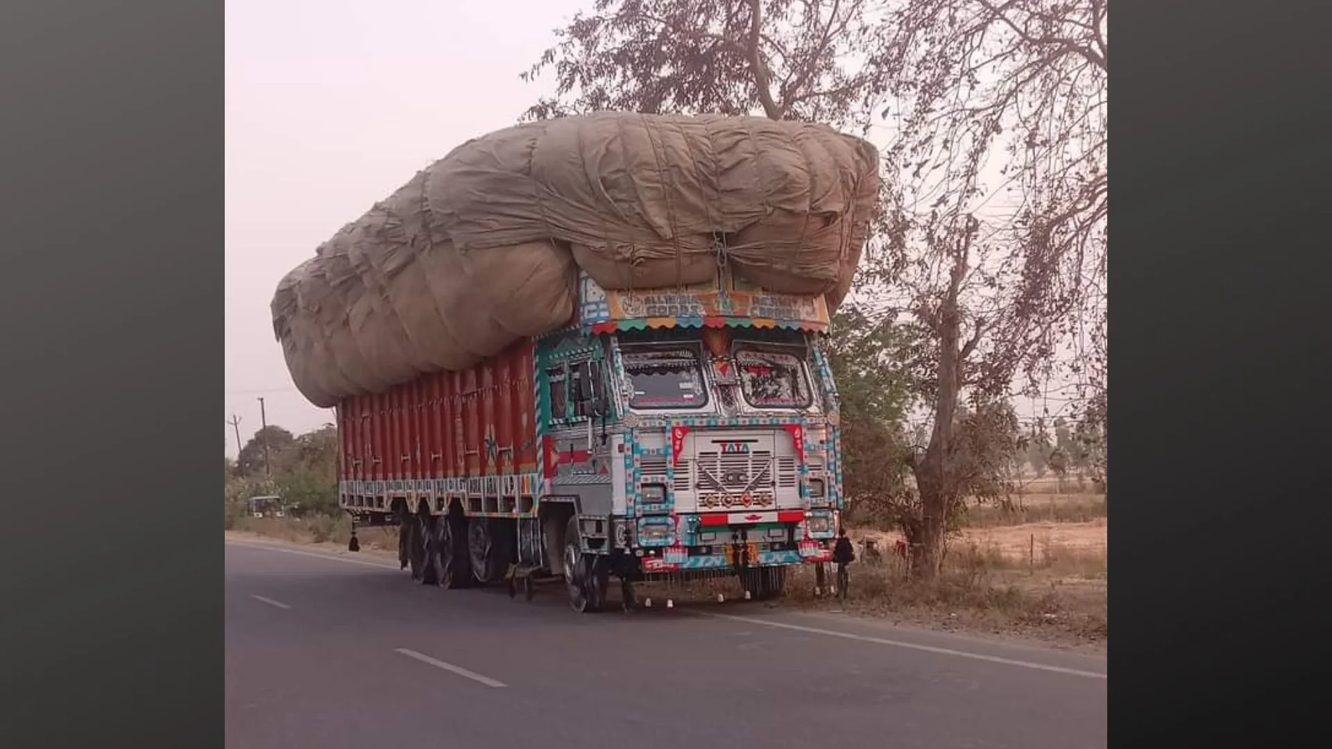 शाहजहांपुर: जिले के बाहर जा रहा भूसा, डीएम के आदेशों की हो रही अनदेखी
