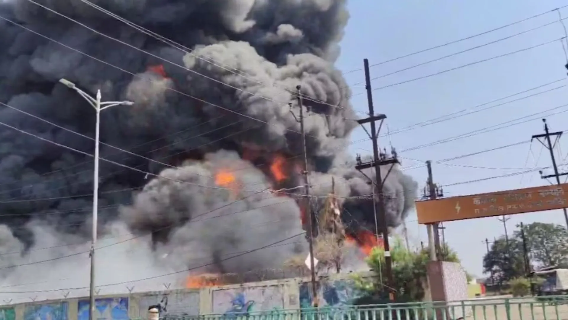 छत्तीसगढ़: रायपुर की बिजली कंपनी के दफ्तर में लगी भीषण आग, दूर तक दिखे धुएं के गुबार