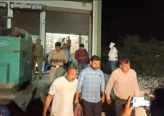 Auraiya News: किसान क्रेडिट कार्ड के लिए 15 हजार की मांगी रिश्वत, एंटी करप्शन टीम ने बैंक मैनेजर को पकड़ा