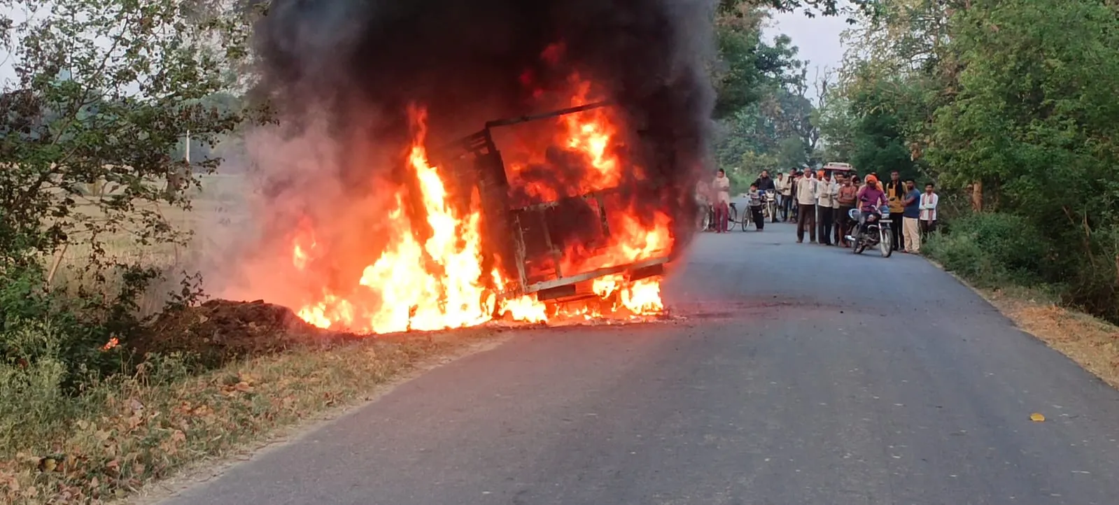 Kanpur: रिफाइंड से लदी पिकअप वैन में लगी भीषण आग, दमकल कर्मियों ने पाया काबू, ओवरटेक करने के चक्कर में हुआ हादसा
