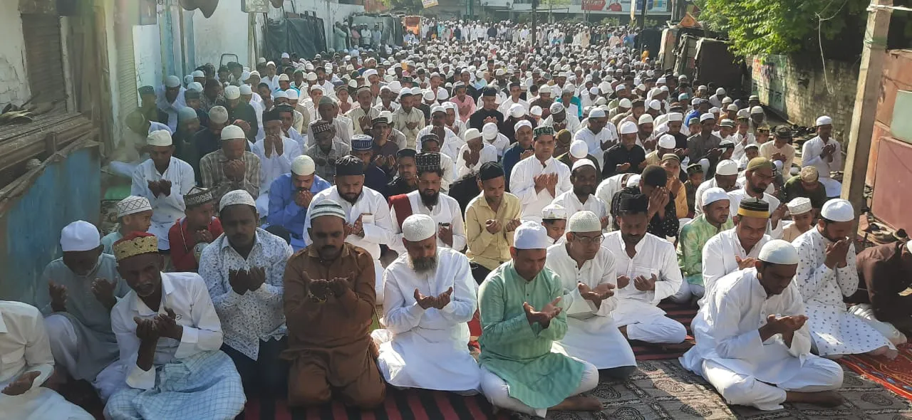 Eid-ul-Fitr 2024: उन्नाव में अदा हुई ईद-उल-फितर की नमाज, गले मिल कर दी बधाई