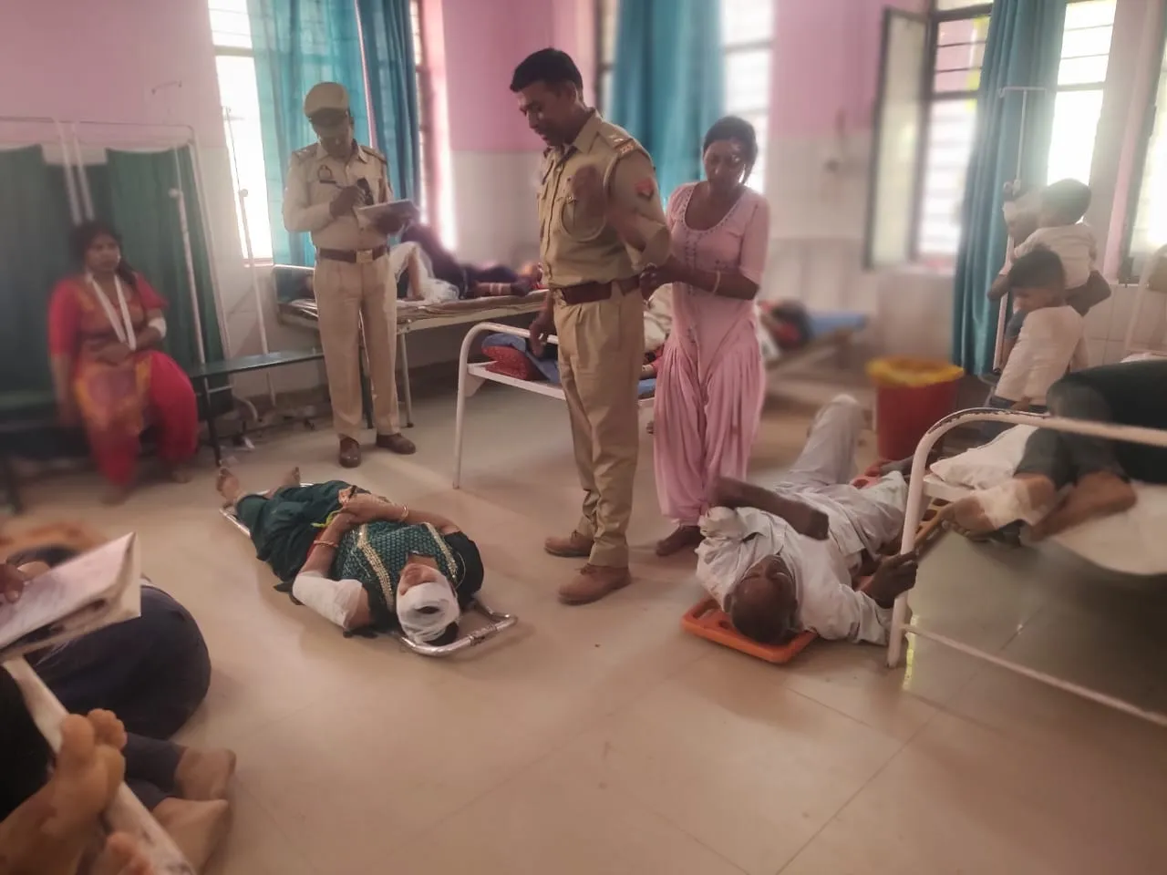 Unnao Accident: एक्सप्रेस-वे पर अनियंत्रित होकर पलटी मिनी बस, 27 घायल...चालक को झपकी आने से हुआ हादसा