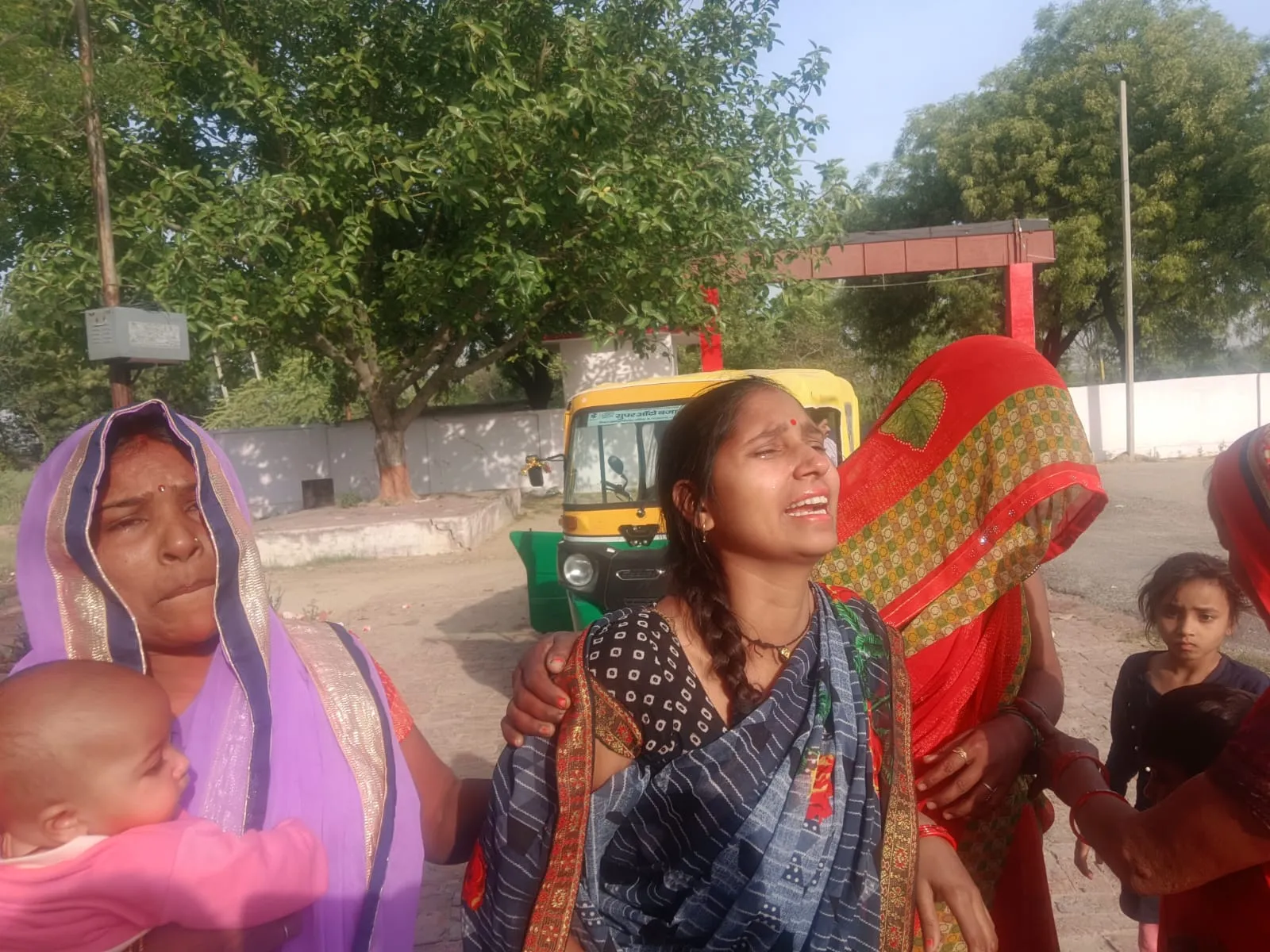 Auraiya: संदिग्ध हालात में सड़क किनारे पड़ा मिला राजमिस्त्री का शव, परिजनों ने लगाया हत्या का आरोप