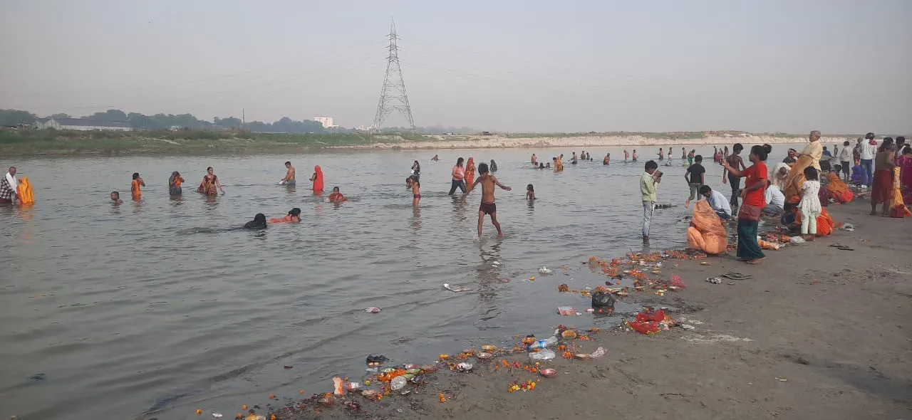 Unnao News: चैत्र पूर्णमासी पर श्रद्धालुओं ने लगायी गंगा में आस्था की डुबकी...आस्था की उमड़ी भीड़