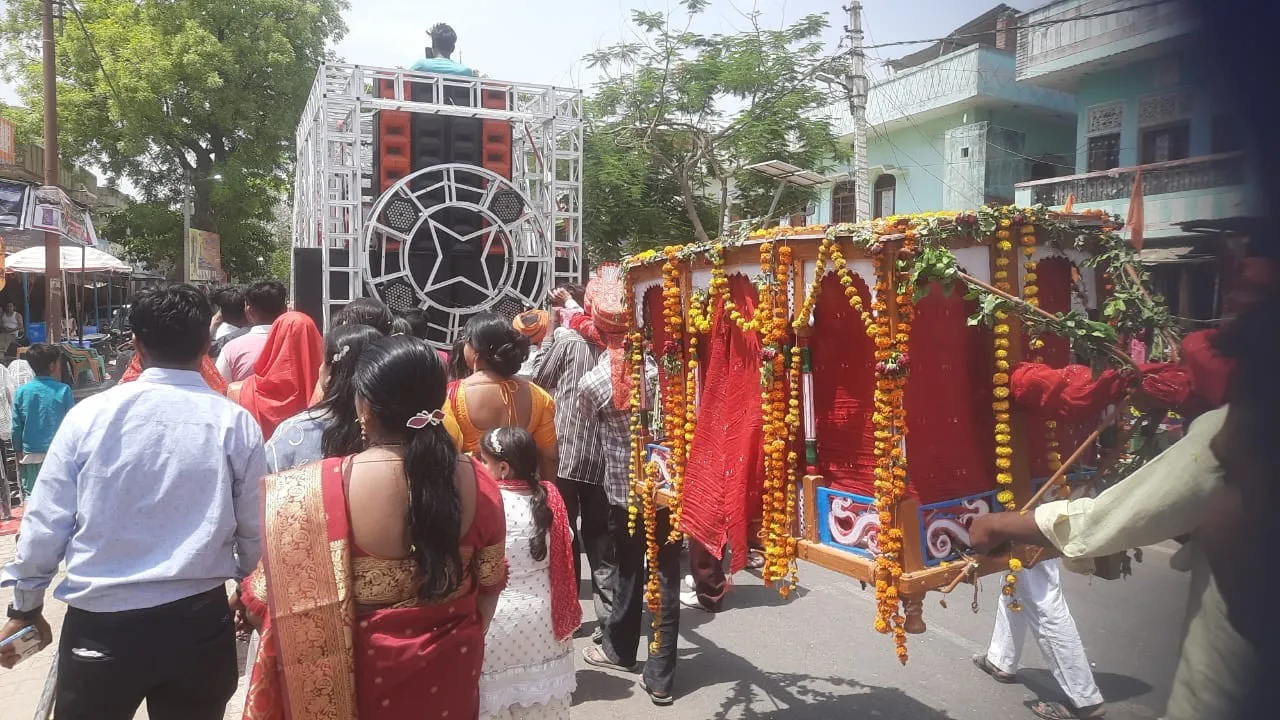 चलो रे डोली उठाओ कहार...दशकों बाद पालकी में सवार होकर विदा हुई दुल्हन, टिकी रह गई लोगों की निगाहें