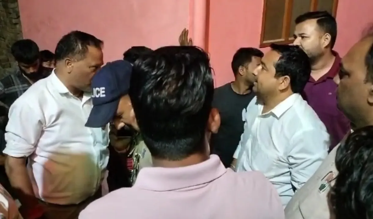 खटीमा: चुनाव प्रचार को लेकर भाजपा कांग्रेस आमने-सामने, वाल्मिकी बस्ती में बैरिकेड लगाकर कांग्रेसियों को रोकने पर हुआ बवाल