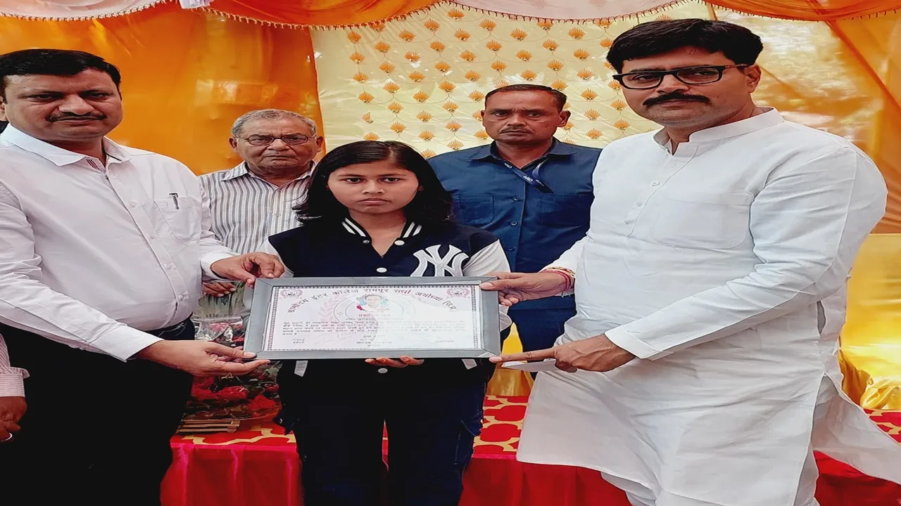 अयोध्या: इंटरमीडिएट में प्रदेश में दसवां स्थान पाने वाली मेधावी को किया सम्मानित 