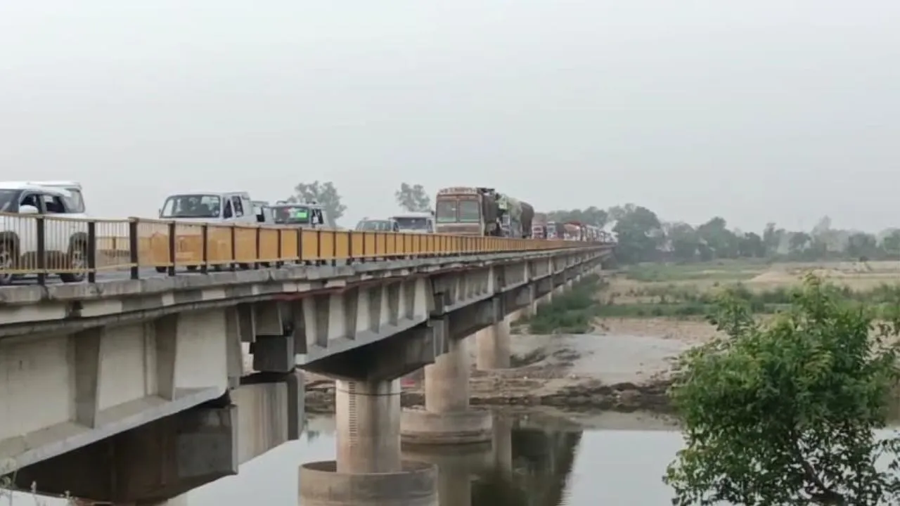 Farrukhabad News: इटावा बरेली हाईवे पर आठ घंटे से लगा भीषण जाम...गर्मी में यात्रियों का बुरा हाल