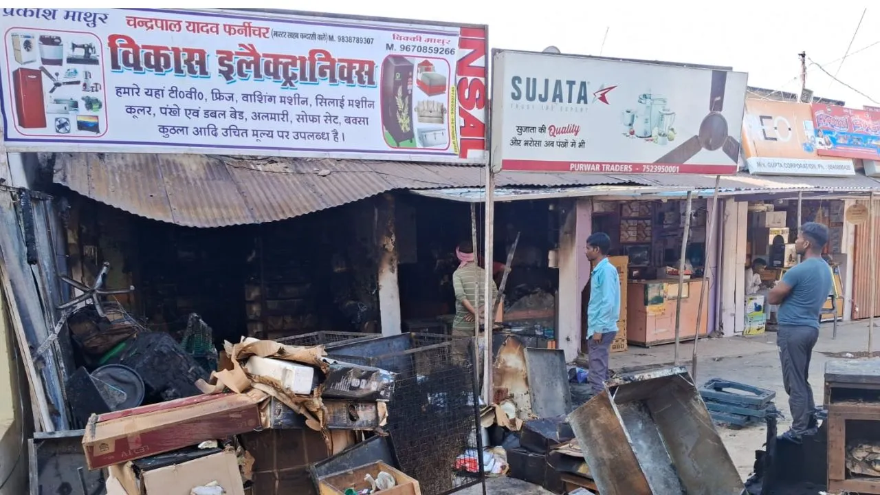 Jalaun Fire: शार्ट सर्किट से इलेक्ट्राॅनिक्स की दो दुकान में आग...70 लाख के नुकसान का अनुमान, दमकल कर्मियों ने पाया काबू