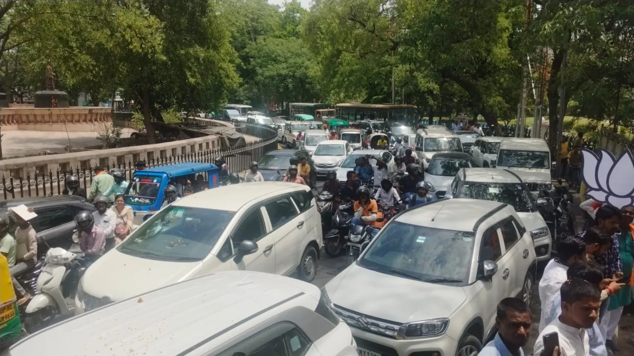 राजनाथ के नामांकन से पहले लखनऊ में  ट्रैफिक जाम, लोगों को बदलना पड़ा रूट 
