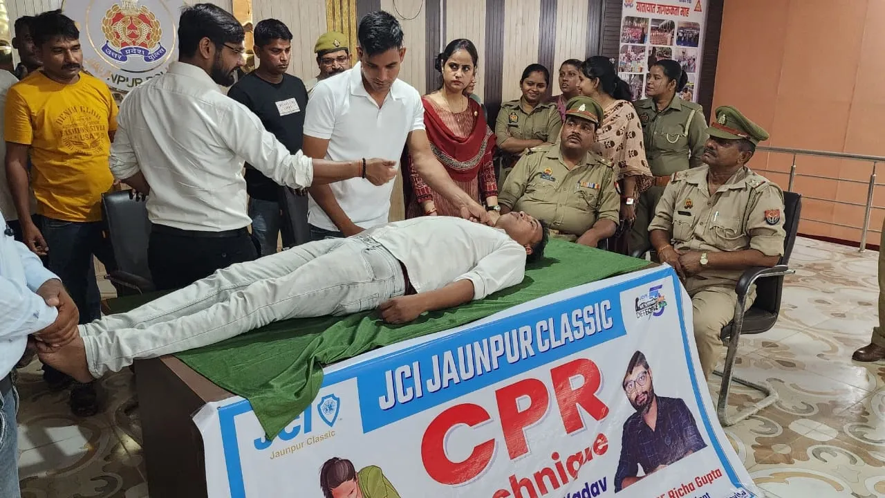 पुलिस कर्मियों को दी गई CPR तकनीक की जानकारी