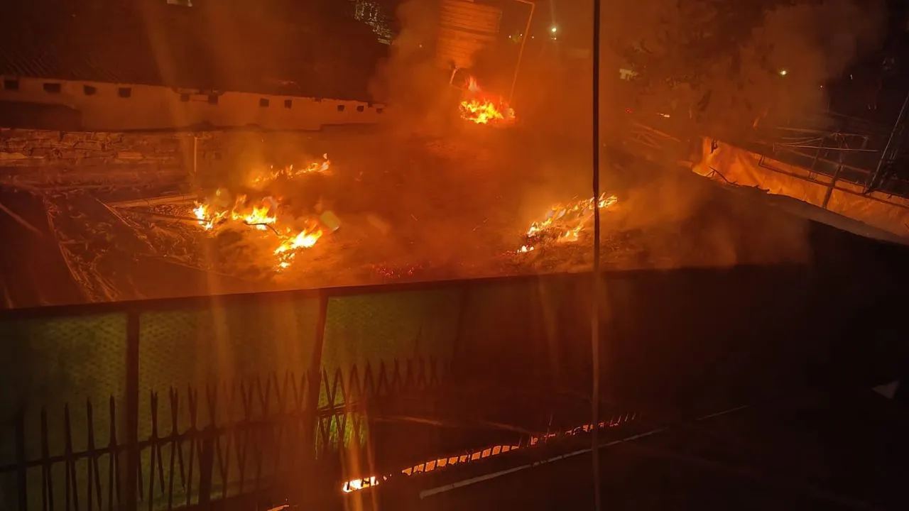 Kanpur Fire: शराब ठेके की दुकान और दाल मिल में लगी भीषण आग...दमकल कर्मियों ने कड़ी मशक्कत कर पाया काबू