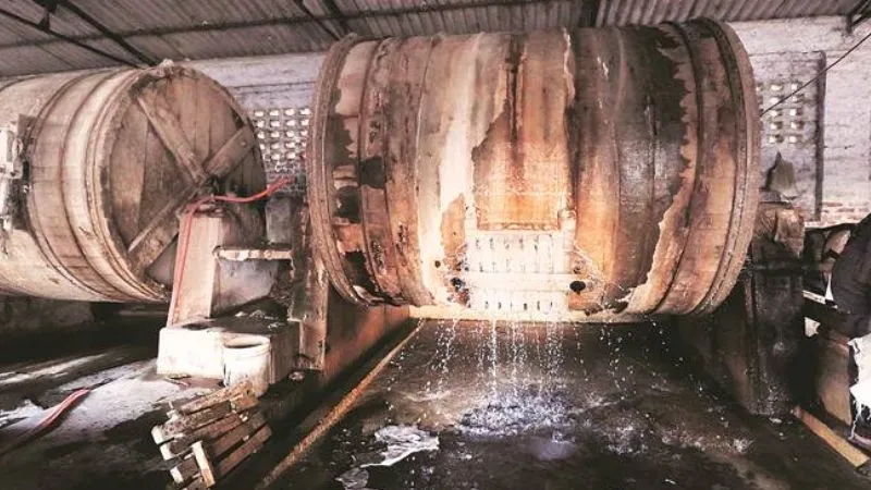 Kanpur: प्रशासन की सख्ती के बावजूद गंगा हो रही मैली...टेनरी के वेस्टेज में मिला हानिकारक तत्व क्रोमियम, चार टेनरियों और उद्योगों को बंद करने का नोटिस