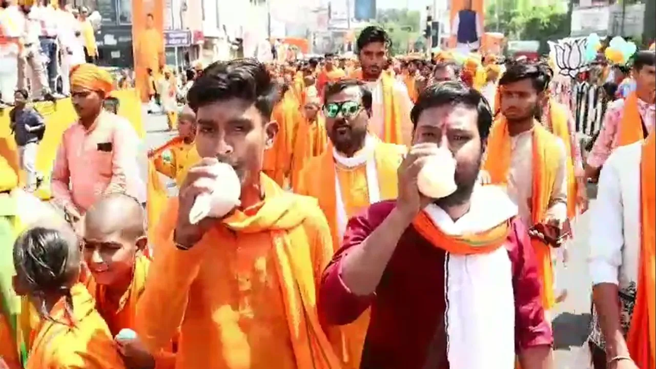 लोकसभा चुनाव 2024: राजनाथ सिंह का ऐतिहासिक निकला नामांकन कारवां, शंखों के ध्वनि के बीच पूरा माहौल भगवामय, हजारों के भीड़ से पटी सड़के 