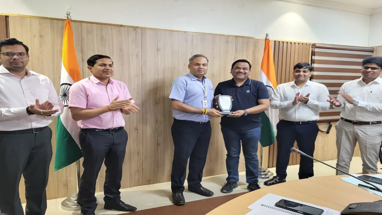 लखनऊ: DRM ने व्यापारी, उद्यमियों को शील्ड देकर किया सम्मानित