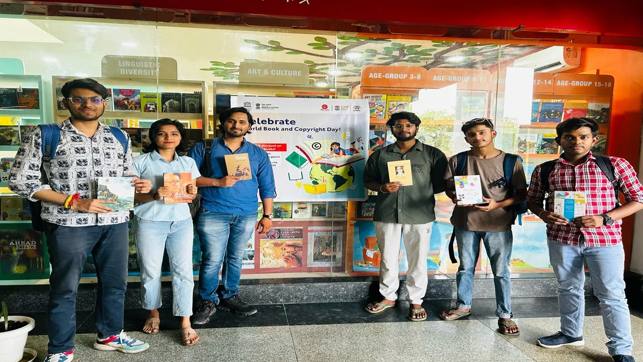 लखनऊ मेट्रो की अनूठी पहल, विजेताओं को मिली पुस्तकें