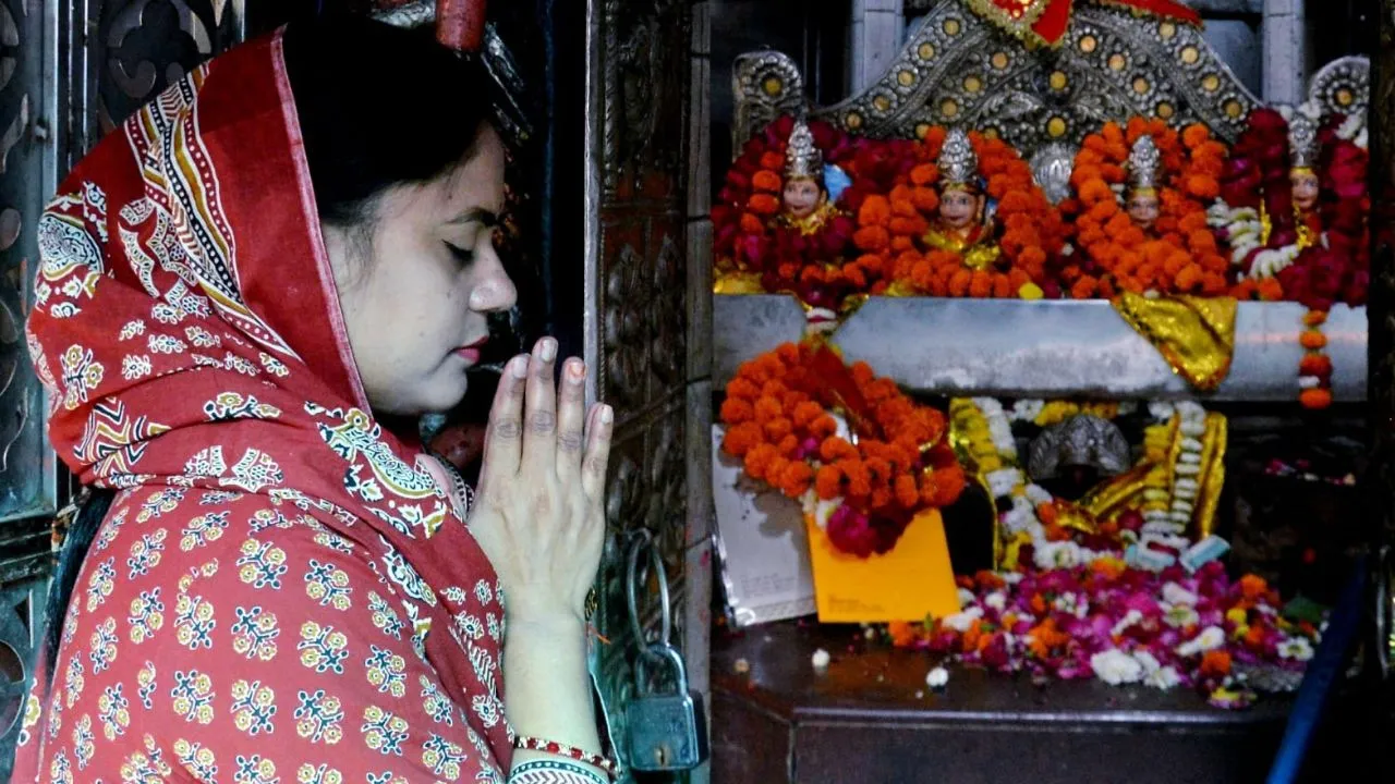 Chaitra Navratri 2024: कानपुर में देवी मां के मंदिरों में दर्शन करने पहुंच रहे भक्त...चरम पर उत्साह, इस दिन बंटेगा जंगली देवी मंदिर में खजाना