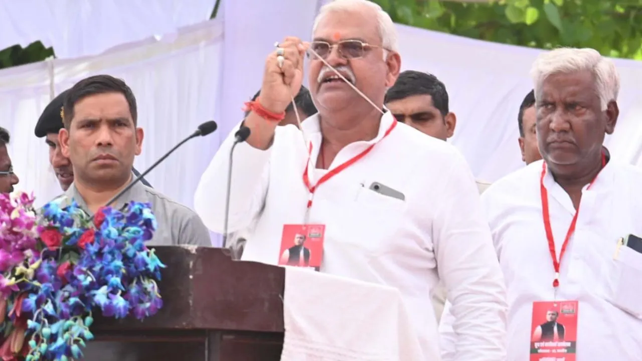 Kannauj News: सपा नेता मनोज दीक्षित पर आचार संहिता उल्लंघन की रिपोर्ट...मंच से सांसद पर निशान साधते हुए कहा था ये
