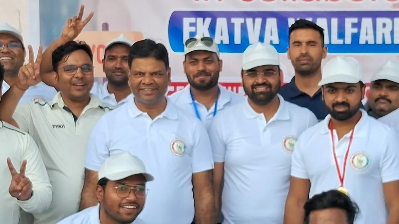 मतदान जागरूकता के लिए डीएम ने खेला क्रिकेट मैच, बनाएं 22 बॉल पर 25 रन 