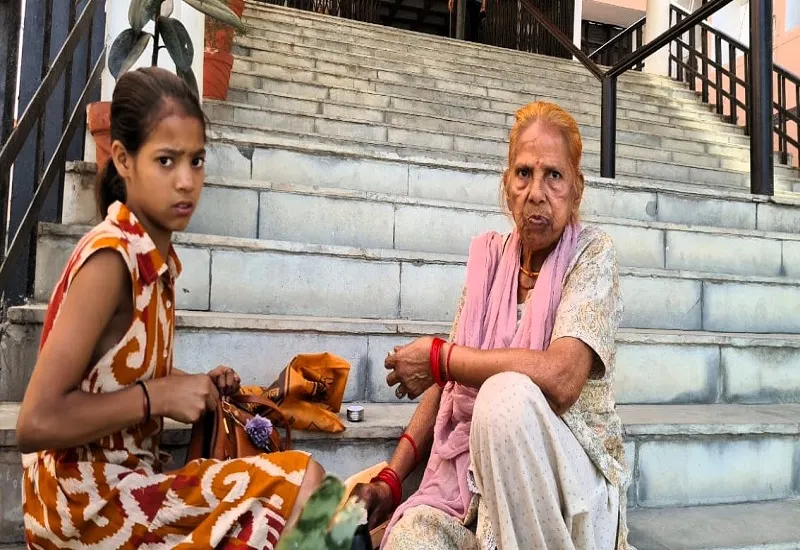 मुरादाबाद : स्पान्सरशिप योजना के लाभ को दादी संग चक्कर काट रही 10 साल की अवनी