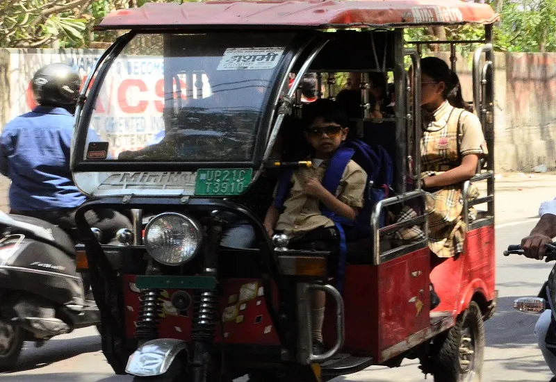 मुरादाबाद : शिक्षा विभाग की अनदेखी स्कूली बच्चों पर न पड़ जाए भारी, अभिभावक भी बेपरवाह