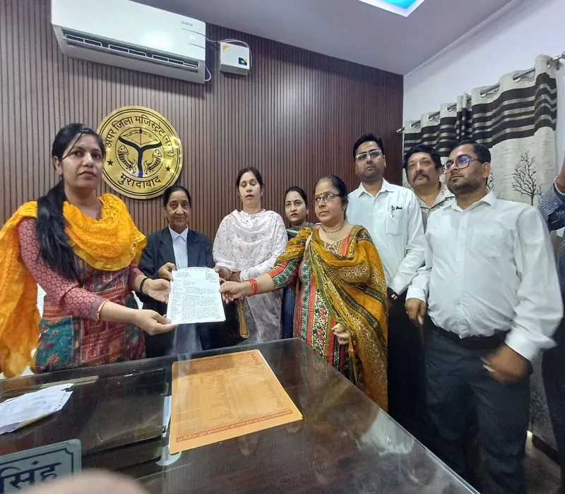 मुरादाबाद : पदाधिकारियों व अभिभावकों ने कलेक्ट्रेट में किया प्रदर्शन, कहा- मनमानी करने वाले स्कूलों पर हो कार्रवाई
