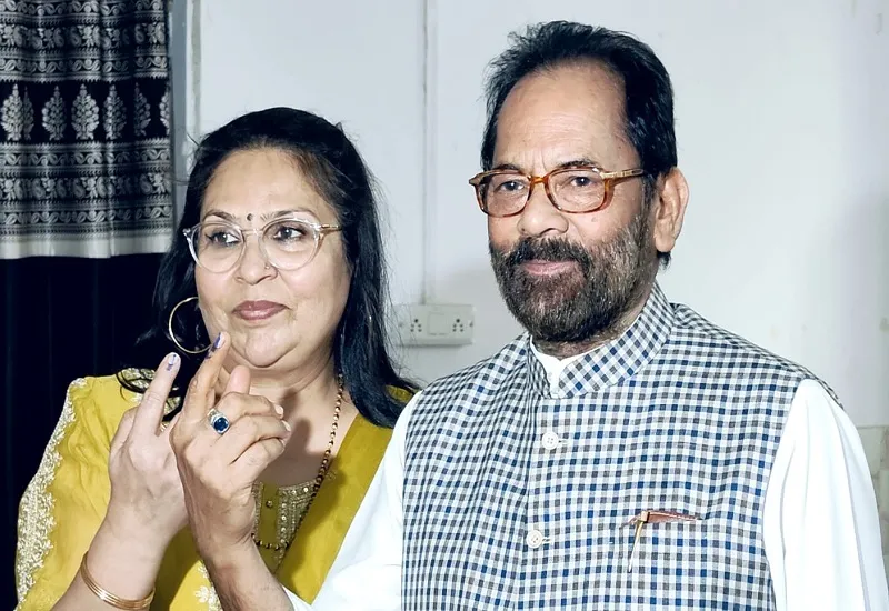 रामपुर : पूर्व केंद्रीय मंत्री नकवी ने डाला वोट, कहा-  देश को संविदा की नहीं परफेक्ट सरकार की जरूरत 