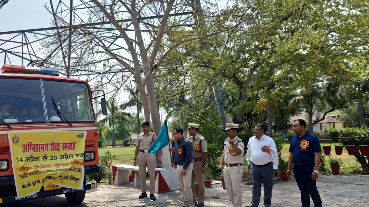 Auraiya News: अग्निशमन सप्ताह का उद्घाटन: शहीदों को दी गई श्रद्धांजलि, जवानों के कार्यों की गई सराहना