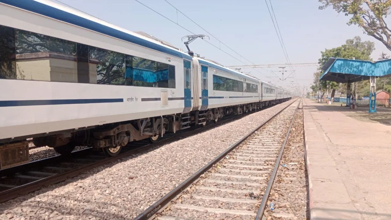 Auraiya: रेलवे क्रासिंग बंद न होने पर कंचौसी रेलवे स्टेशन पर खड़ी रही ये ट्रेनें...पुलिस के पहुंचने पर गंतव्य की ओर हुई रवाना