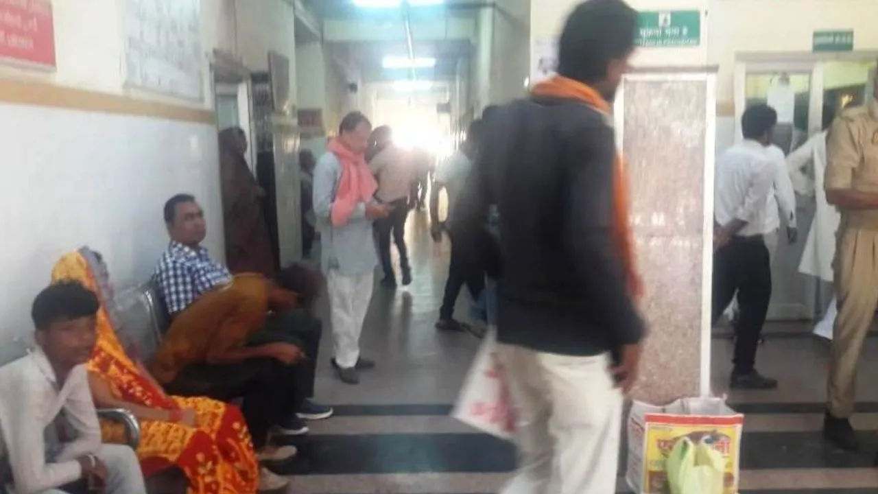 Banda News: ट्रामा सेंटर में एंबुलेंस संचालकों की चलती मनमानी...चिकित्सक मरीजों को लिख रहे बाहर से सीटी स्कैन 
