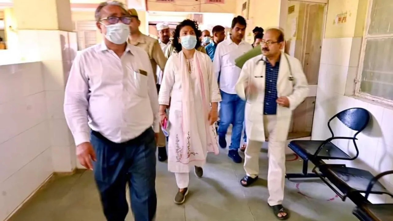 Banda News: जिलाधिकारी दुर्गा शक्ति नागपाल ने जिला चिकित्सालय का किया औचक निरीक्षण...मरीजों से बात भी की