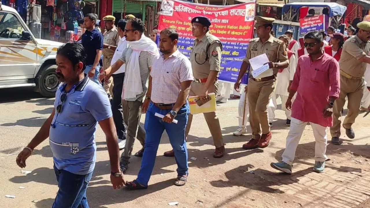 Banda News: शिक्षकों व छात्रों ने फायर सेफ्टी रैली निकाल लोगों को किया जागरूक...जगह-जगह मार्गों पर वितरित किए पंपलेट