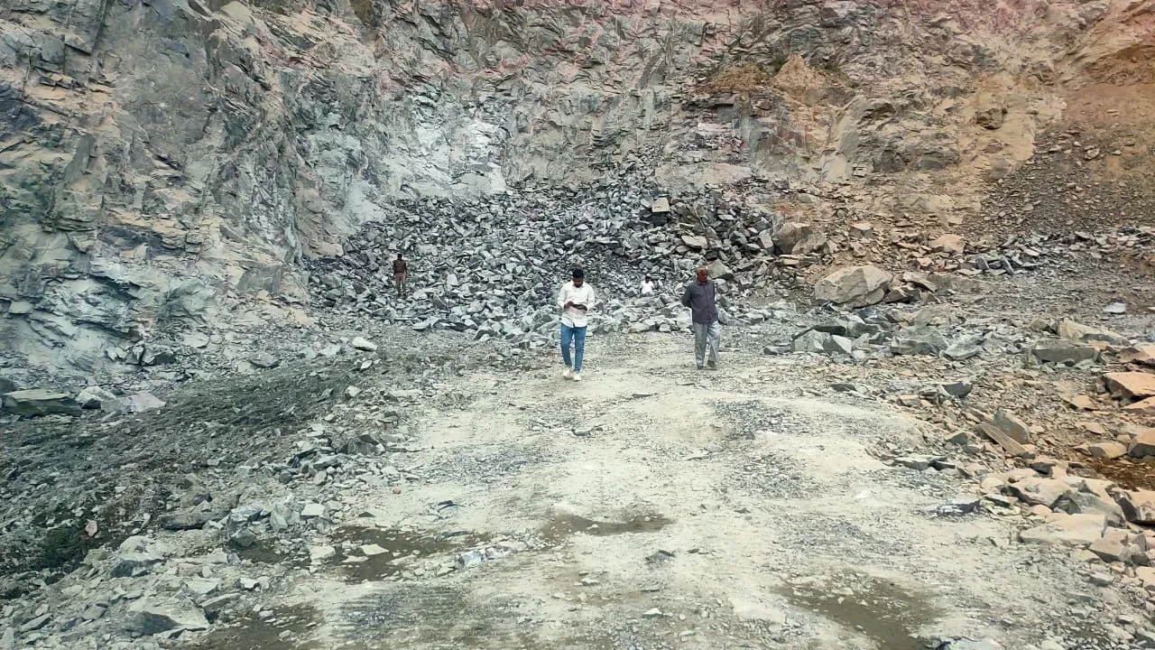 Chitrakoot News: छह पट्टाधारकों पर किया गया 84,45,120 रुपये जुर्माना...स्वीकृत क्षेत्र से ज्यादा में कर रहे थे खुदाई