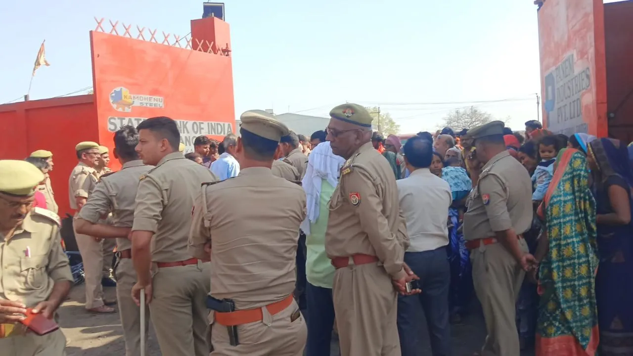 Fatehpur: फैक्ट्री में मजदूर के ऊपर गिरा तार का बंडल...मौत, आक्रोशित परिजनों ने किया हंगामा, कई थानों की फोर्स पहुंचा