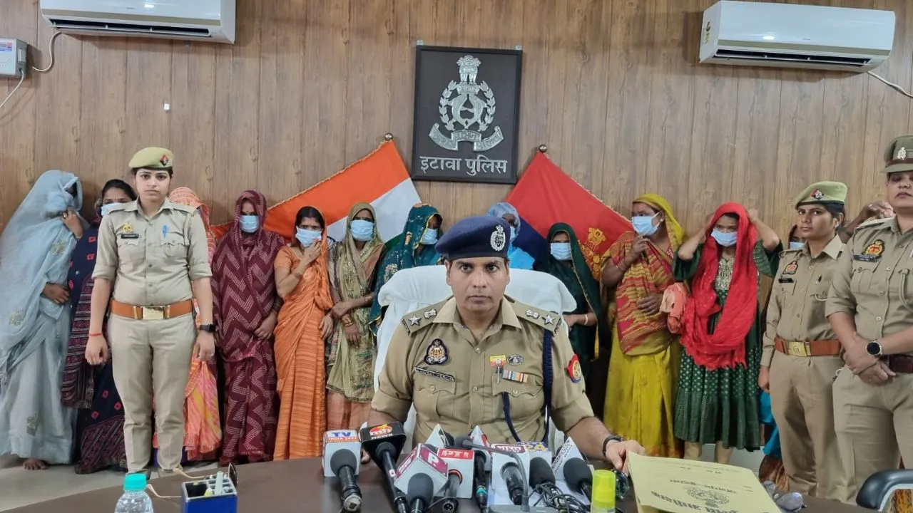 Etawah Crime: भीड़भाड़ वालें इलाकों में करती रेकी...फिर ऐसे करती वारदात, 14 महिलाएं गिरफ्तार, पढ़ें- पूरी खबर