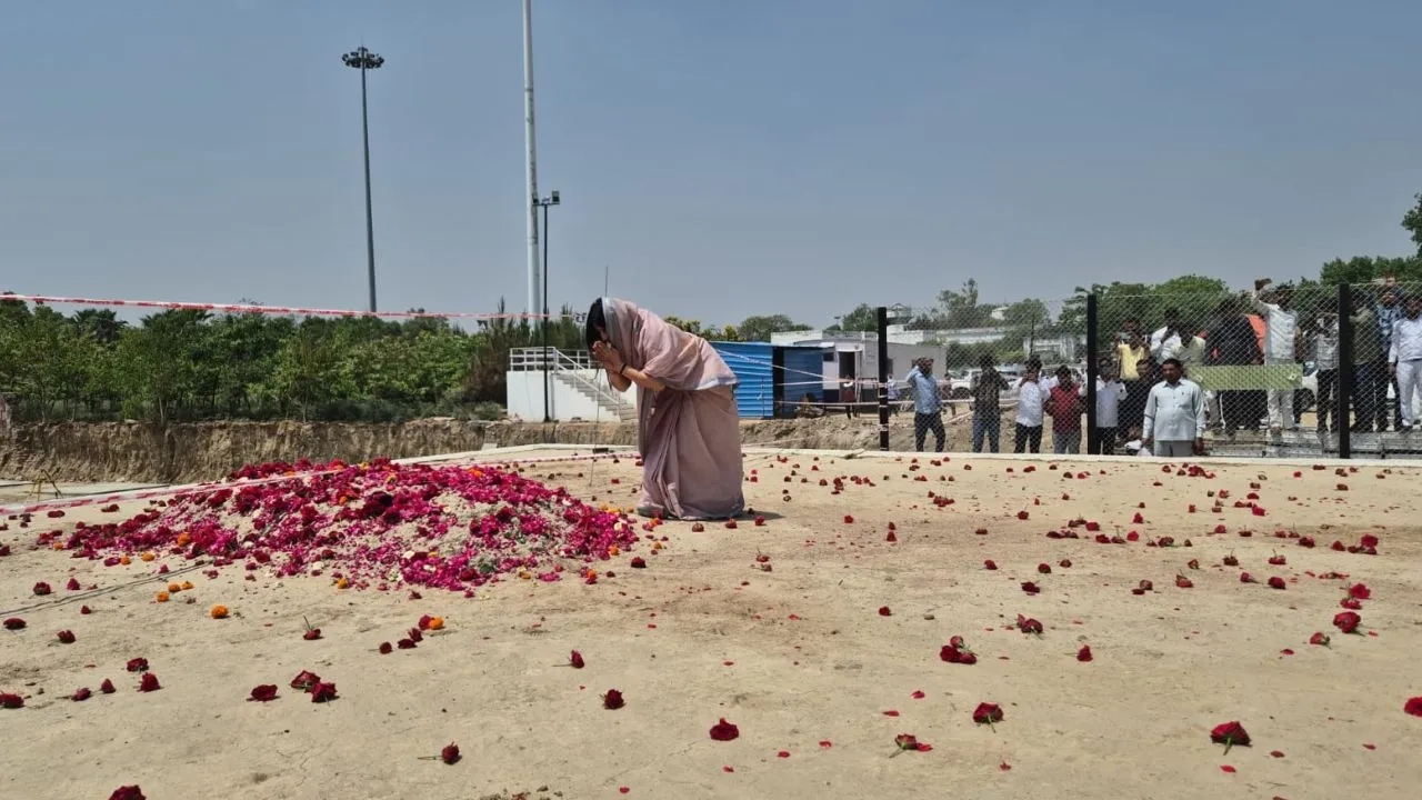Etawah: मुलायम को पुष्पांजलि अर्पित करके नामांकन को गईं डिंपल...अखिलेश बोले- लड़ाई लंबी, पीडीए ही एनडीए को हराएगा