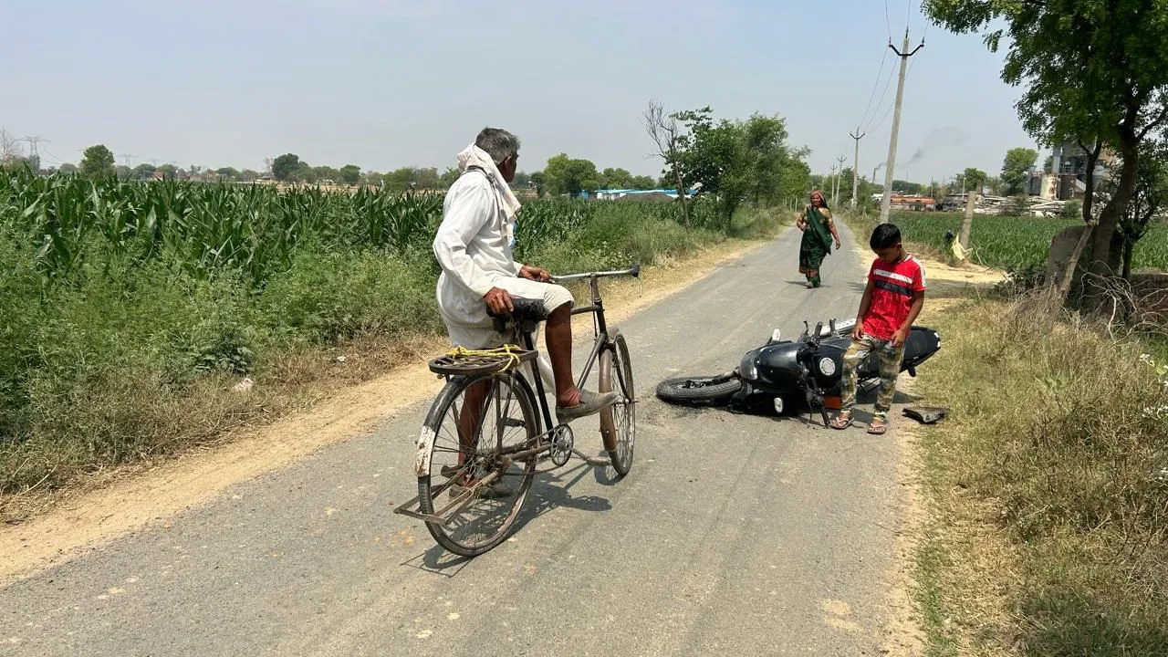 Etawah News: मिट्टी से भरे डंपर ने बाइक को रौंदा, युवक बोले- जान से मारने की नियत से चढ़ाया