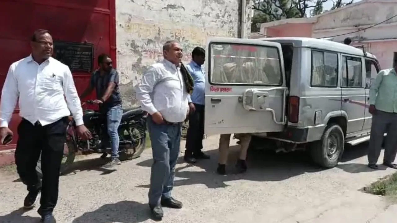 Farrukhabad: किसान नेता ने तहसीलदार के सामने निगला जहर...घर के सामने कूड़ादान बनाने को लेकर हो रही थी पैमाइश