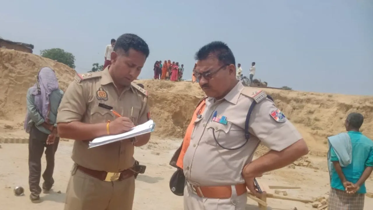 Farrukhabad News: ट्रेन से कटकर मजदूर की मौत...भट्ठा मालिक के गुर्गे उठा ले गए शव, पत्नी व बच्चे परेशान
