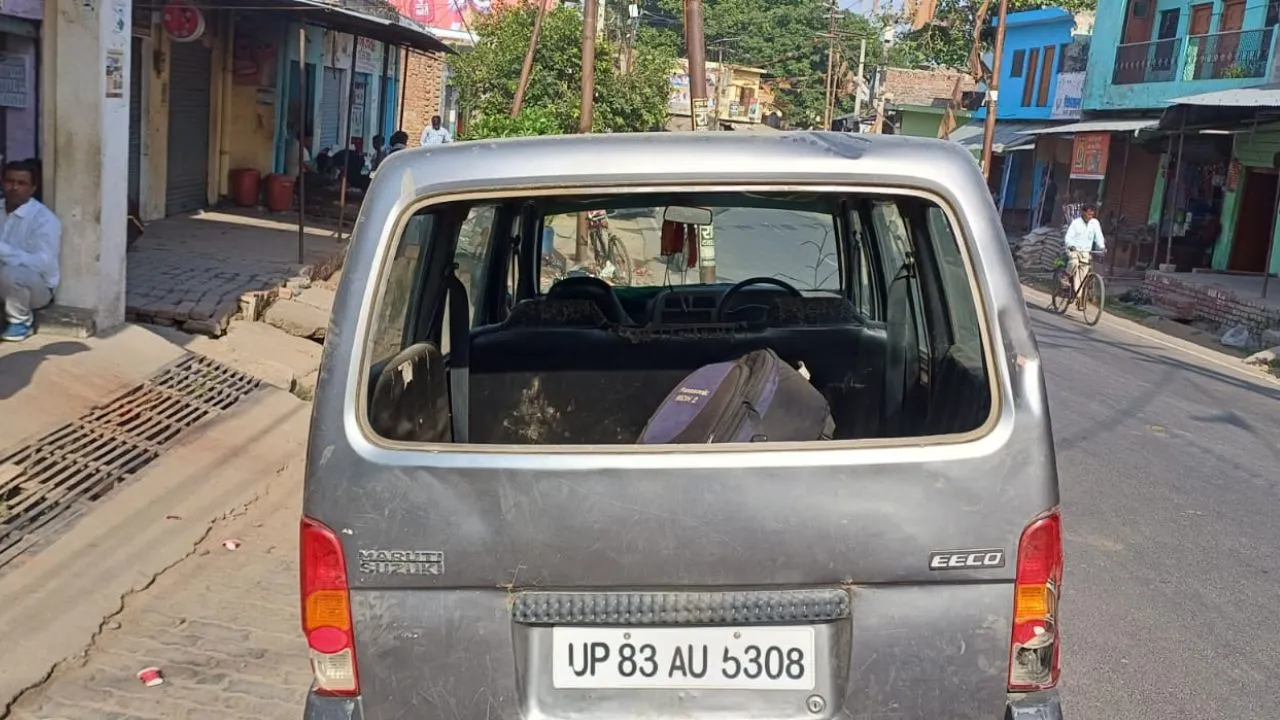Farrukhabad: ब्यूटीपार्लर के रुपये न देने पर बारातियों और जनातियों में जमकर चले लाठी-डंडे...पुलिस दोनों पक्षों को थाने लेकर आई 