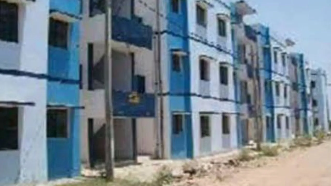 Farrukhabad News: कांशीराम कॉलोनी हैवतपुर गढ़िया में 250 से ज्यादा आवास अपात्रों के हवाले...ताले पड़े या किराये पर उठे रहे