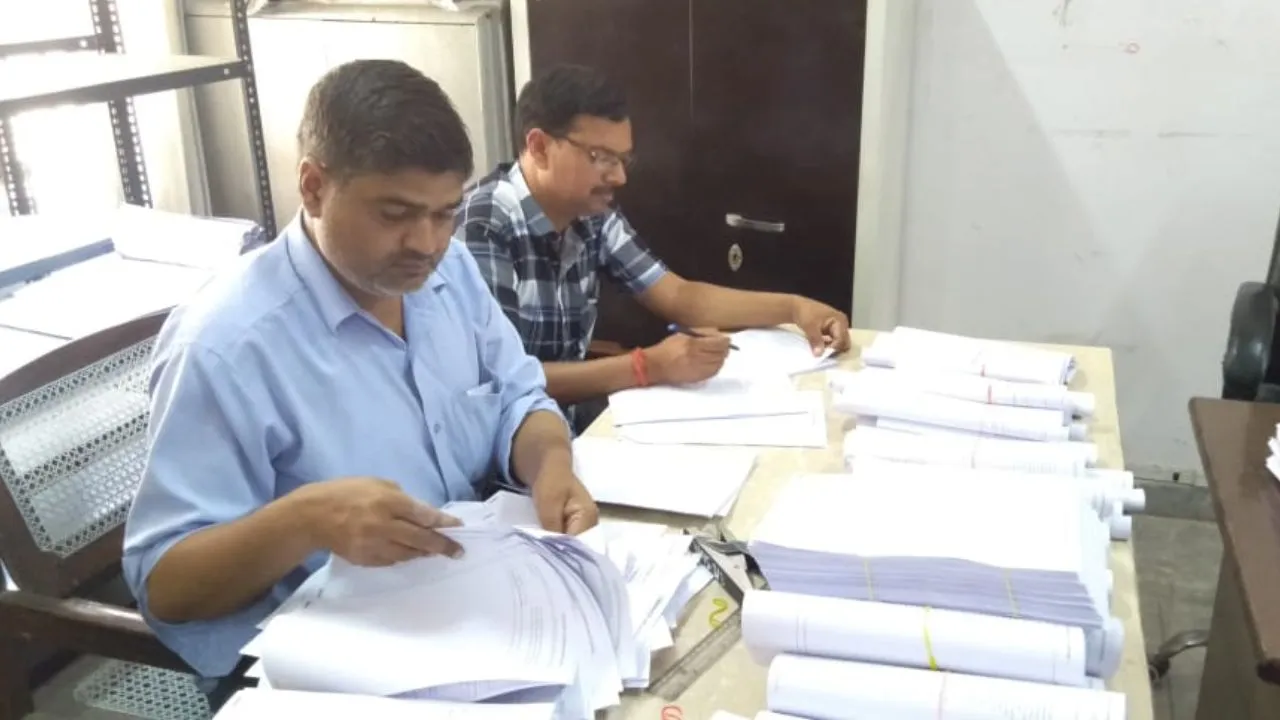 Kannauj में अजीब गड़बड़ी आई सामने...रिटायर सचिव, शिक्षक को बना दिया पीठासीन अधिकारी, जानें- पूरा मामला