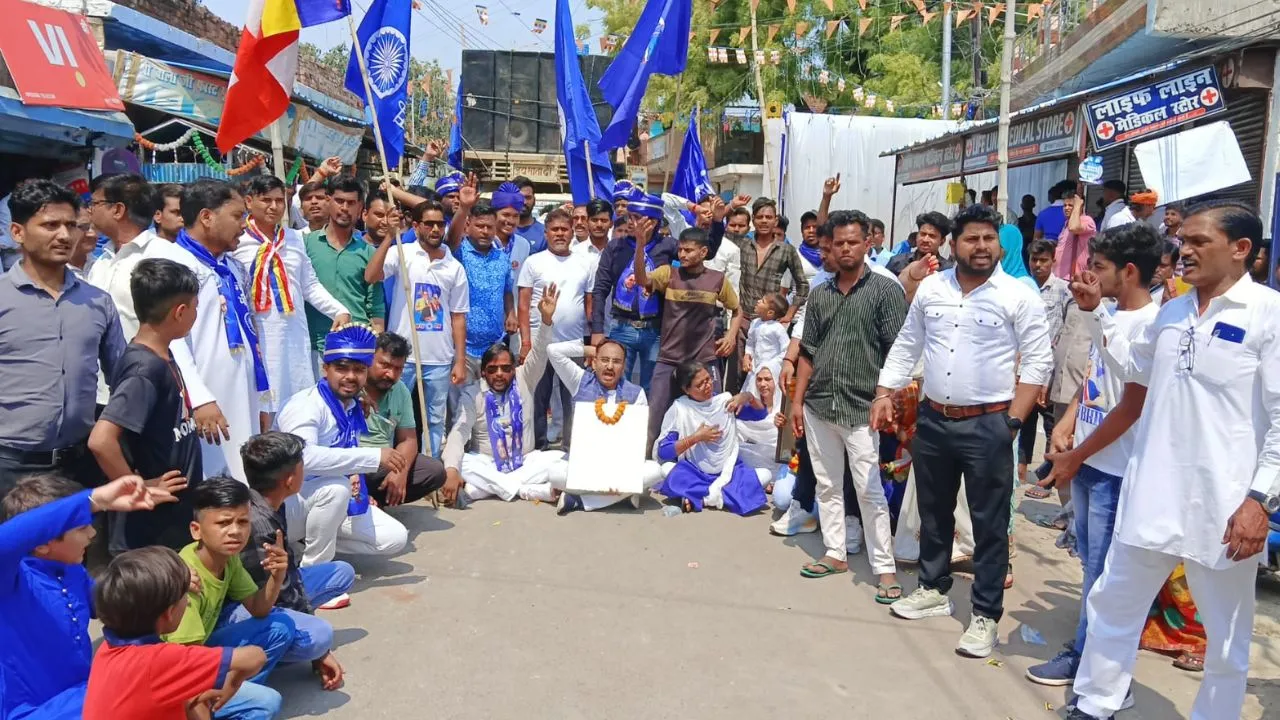 Kanpur: आंबेडकर जयंती पर शोभायात्रा में साउंड ट्राली शामिल करने की नहीं मिली इजाजत...धरने पर बैठे समर्थक, जमकर की नारेबाजी